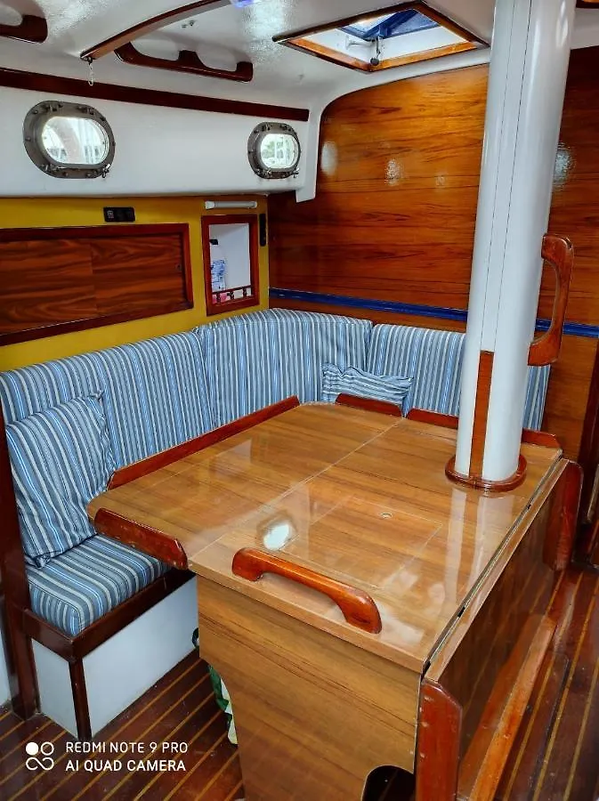 Spacious And Cozy Caribbean Boat In Barcelona With Tour Option サン・アドリア・デ・ベソス 船上ホテル