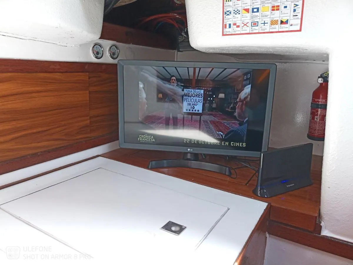 Spacious And Cozy Caribbean Boat In Barcelona With Tour Option サン・アドリア・デ・ベソス 船上ホテル