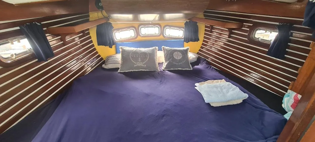 Spacious And Cozy Caribbean Boat In Barcelona With Tour Option サン・アドリア・デ・ベソス 船上ホテル