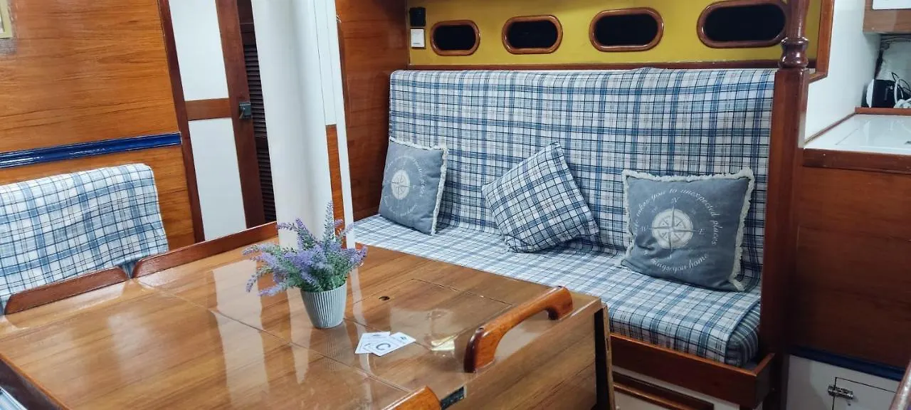 船上ホテル Spacious And Cozy Caribbean Boat In Barcelona With Tour Option サン・アドリア・デ・ベソス スペイン